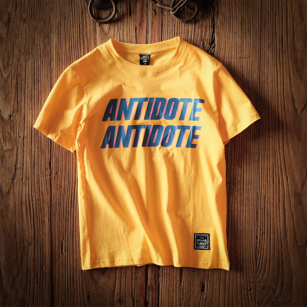 Мъжка тениска с къс ръкав и надпис върху предната част в няколко цвята