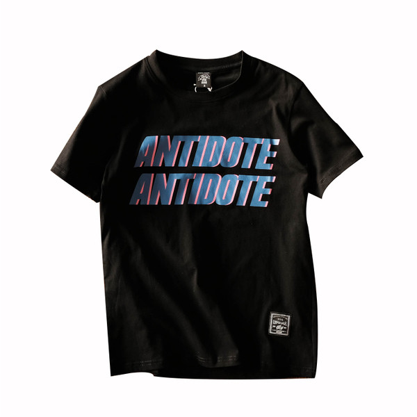 Мъжка тениска с къс ръкав и надпис върху предната част в няколко цвята