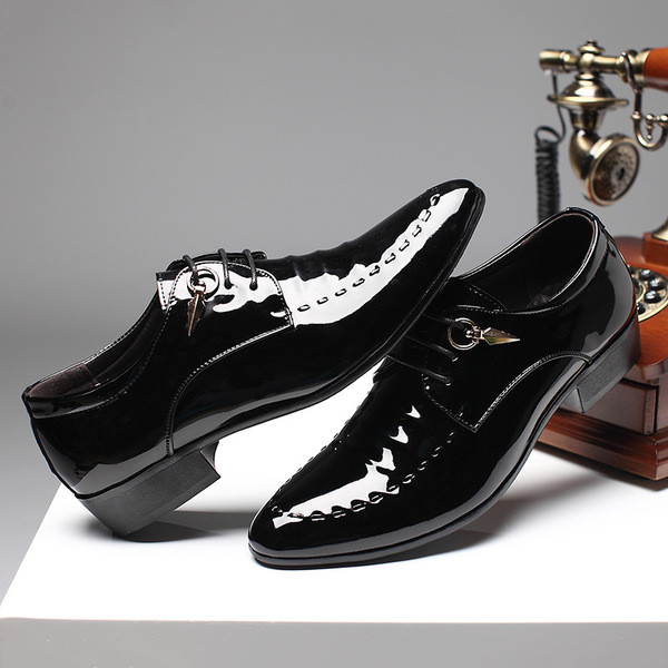 Официални мъжки обувки с декоративен вънчен шев, заострен модел с метална декорация