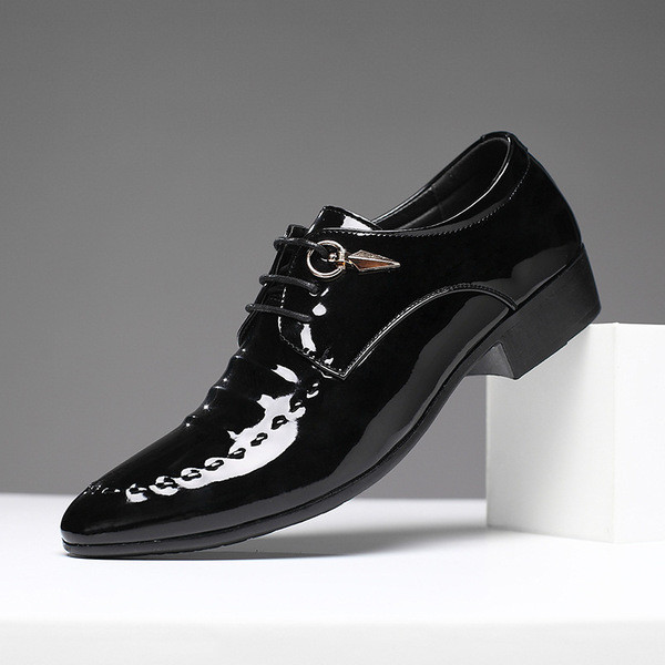 Официални мъжки обувки с декоративен вънчен шев, заострен модел с метална декорация