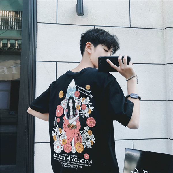 Модерна мъжка тениска с голям цветен принт на гърба