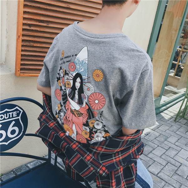 Модерна мъжка тениска с голям цветен принт на гърба