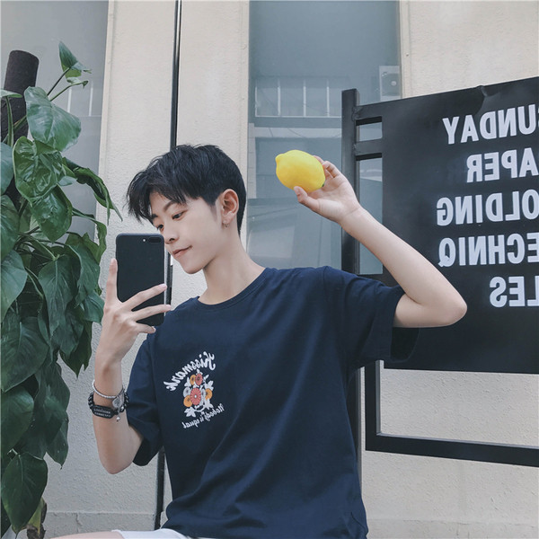 Модерна мъжка тениска с голям цветен принт на гърба