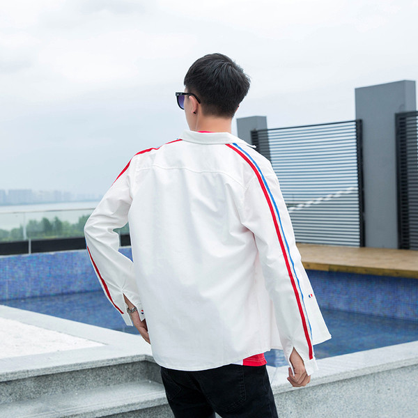 Спортно - ежедневна мъжка риза с цветен кант в бял цвят