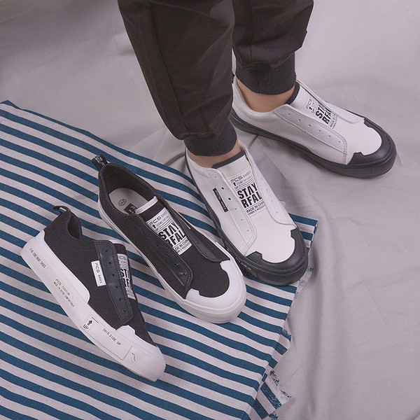 Αθλητικά ανδρικά μοκασίνια κατάλληλα για τη καθημερινή ζωή σε λευκό και μαύρο χρώμα