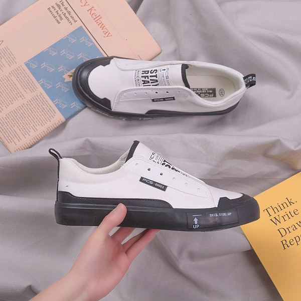 Αθλητικά ανδρικά μοκασίνια κατάλληλα για τη καθημερινή ζωή σε λευκό και μαύρο χρώμα