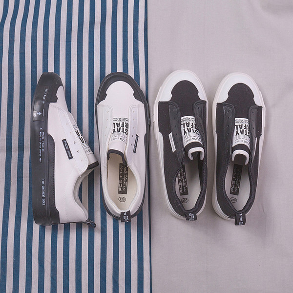 Αθλητικά ανδρικά μοκασίνια κατάλληλα για τη καθημερινή ζωή σε λευκό και μαύρο χρώμα