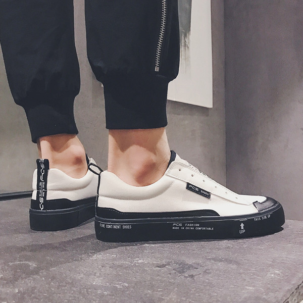 Αθλητικά ανδρικά μοκασίνια κατάλληλα για τη καθημερινή ζωή σε λευκό και μαύρο χρώμα