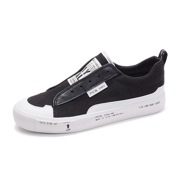 Αθλητικά ανδρικά μοκασίνια κατάλληλα για τη καθημερινή ζωή σε λευκό και μαύρο χρώμα