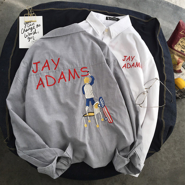 Ежедневна мъжка риза с дълъг ръкав с апликация и надпис в бял и сив цвят