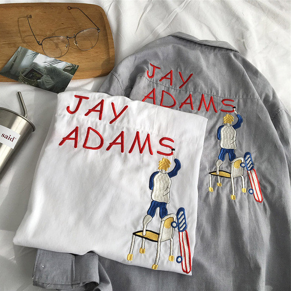 Ежедневна мъжка риза с дълъг ръкав с апликация и надпис в бял и сив цвят