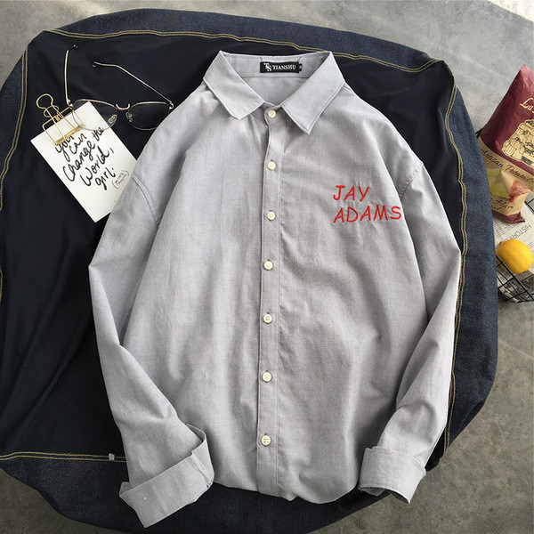 Ежедневна мъжка риза с дълъг ръкав с апликация и надпис в бял и сив цвят