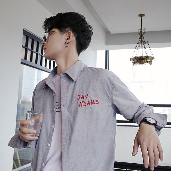 Ежедневна мъжка риза с дълъг ръкав с апликация и надпис в бял и сив цвят