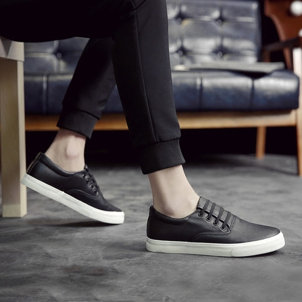 Спортно-елегантни мъжки семпли кецове с равна подметка,два модела в бял и черен цвят