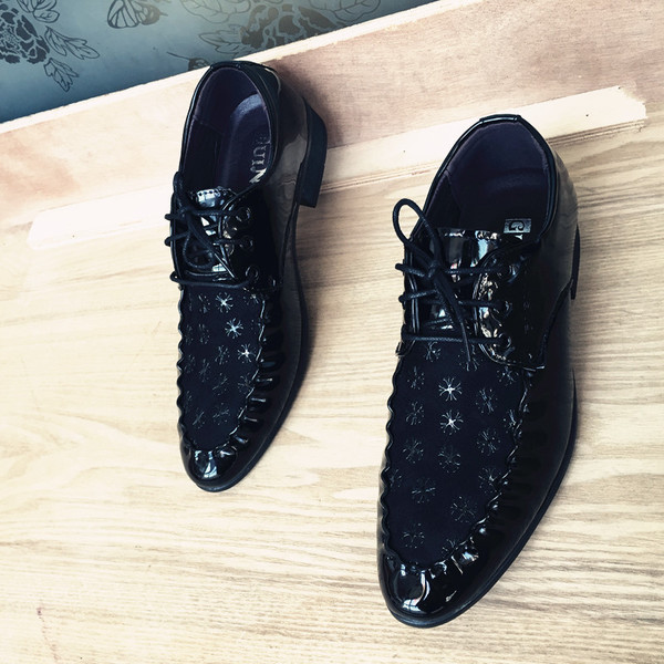 Pantofi formali pentru barbati cu imprimeu geometric si cusatura exterioara in trei modele