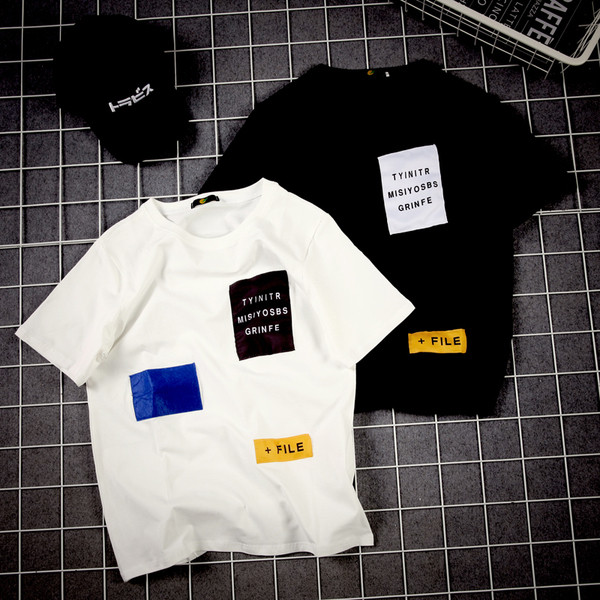 Лятна мъжка тениска с цветни надписи в бял и черен цвят