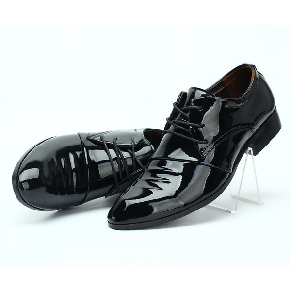 Мъжки обувки в черен цвят с различни декораци в няколко модела