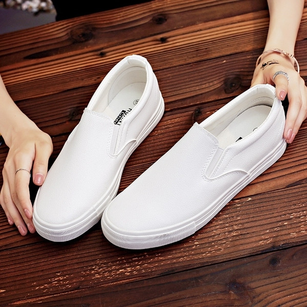 Κομψά μοντέρνα ανδρικά μοκασίνια  με επίπεδη ασπρόμαυρη εξωτερική σόλα