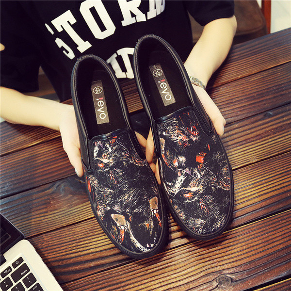 Нов модел мъжко модерни мокасини с интересна и цветна апликация,два модела в черен цвят