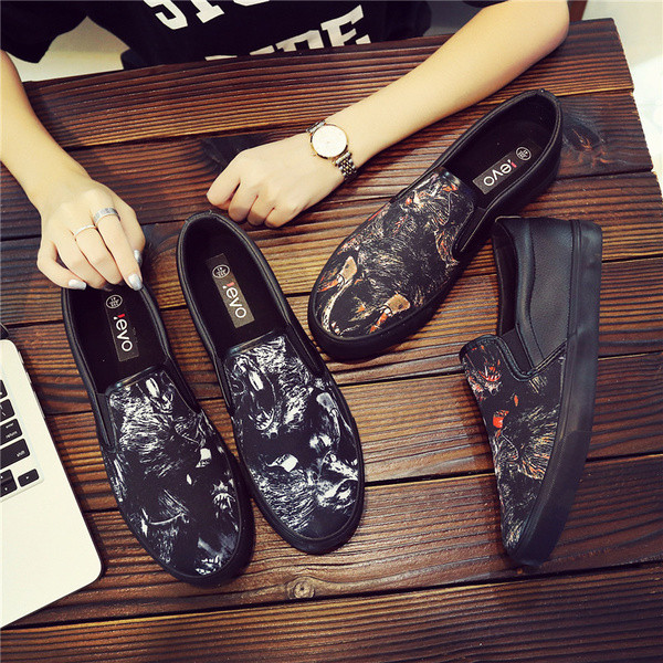 Нов модел мъжко модерни мокасини с интересна и цветна апликация,два модела в черен цвят