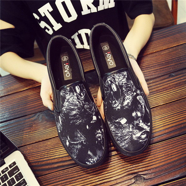 Нов модел мъжко модерни мокасини с интересна и цветна апликация,два модела в черен цвят