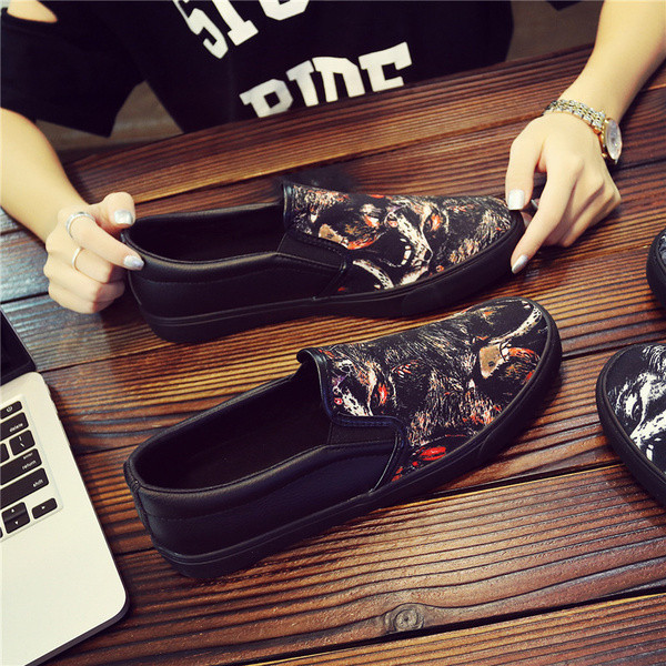 Нов модел мъжко модерни мокасини с интересна и цветна апликация,два модела в черен цвят