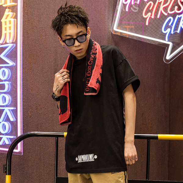 Мъжка тениска в бял и черен цвят с голям принт на гърба