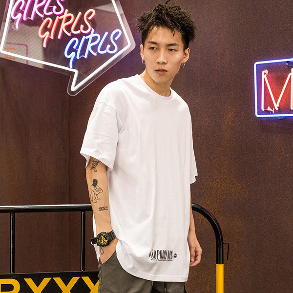 Мъжка тениска в бял и черен цвят с голям принт на гърба