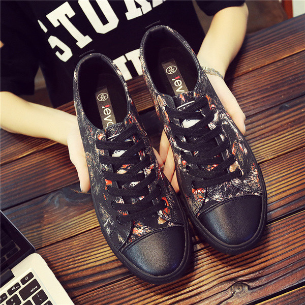 Модерни мъжки спортни кецове с връзки,подходящи за ежедневие с цветна апликаиця,два модела