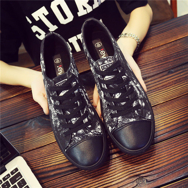 Модерни мъжки спортни кецове с връзки,подходящи за ежедневие с цветна апликаиця,два модела