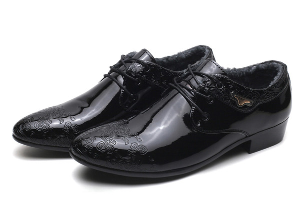 Мъжки официални обувки с вътрещен еко пух и с щампа