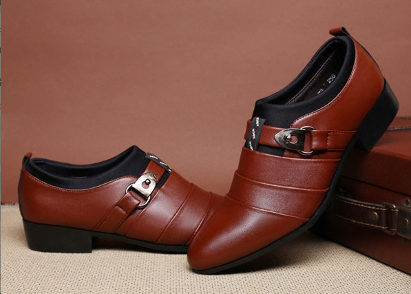 Стилни мъжки обувки с имитация гънки и каишка с метални елементи