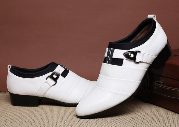 Стилни мъжки обувки с имитация гънки и каишка с метални елементи