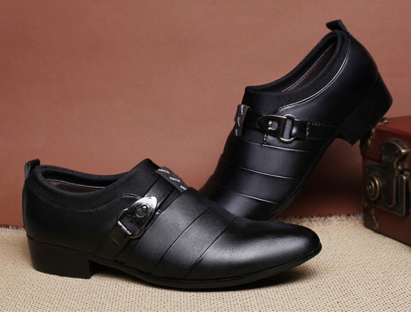 Стилни мъжки обувки с имитация гънки и каишка с метални елементи