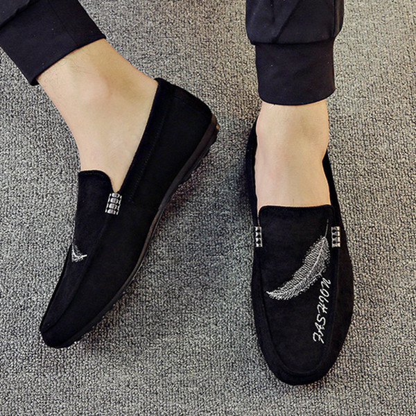 Mocasini moderni pentru barbati, potriviti pentru utilizarea de zi cu zi, cu broderii delicate si inscriptionare in doua culori