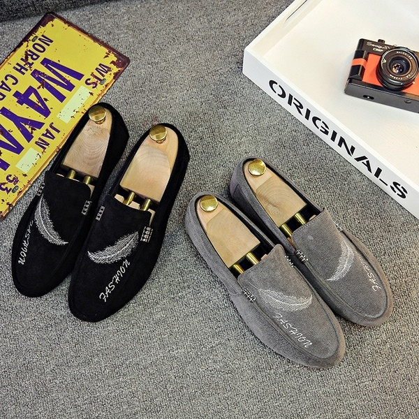 Mocasini moderni pentru barbati, potriviti pentru utilizarea de zi cu zi, cu broderii delicate si inscriptionare in doua culori