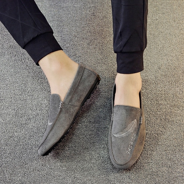 Mocasini moderni pentru barbati, potriviti pentru utilizarea de zi cu zi, cu broderii delicate si inscriptionare in doua culori