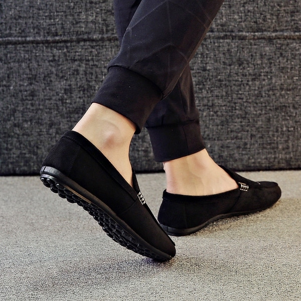 Mocasini moderni pentru barbati, potriviti pentru utilizarea de zi cu zi, cu broderii delicate si inscriptionare in doua culori