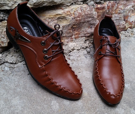 Επίσημα ανδρικά παπούτσια σε διάφορα μοντέλα με εξωτερική ραφή και μεταλλικά στοιχεία