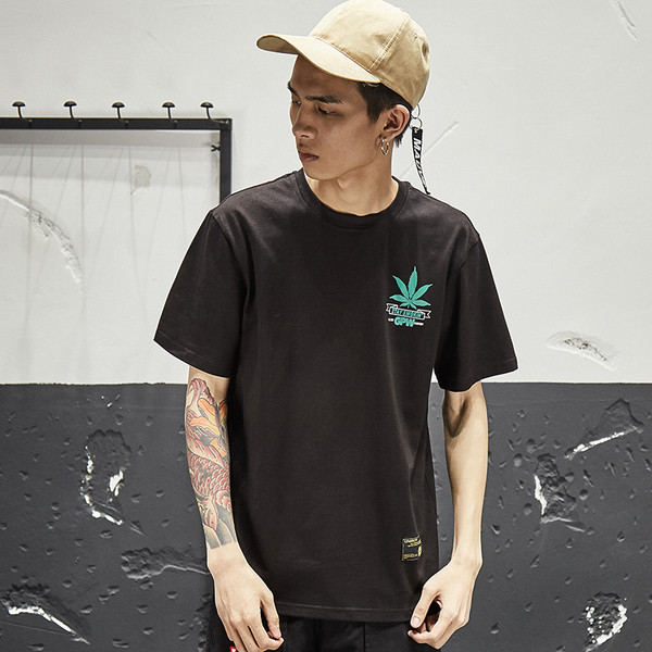 Tricou modern pentru bărbați cu aplicație colorată pe spate în alb și negru