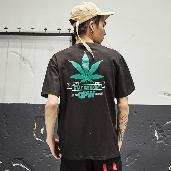 Tricou modern pentru bărbați cu aplicație colorată pe spate în alb și negru