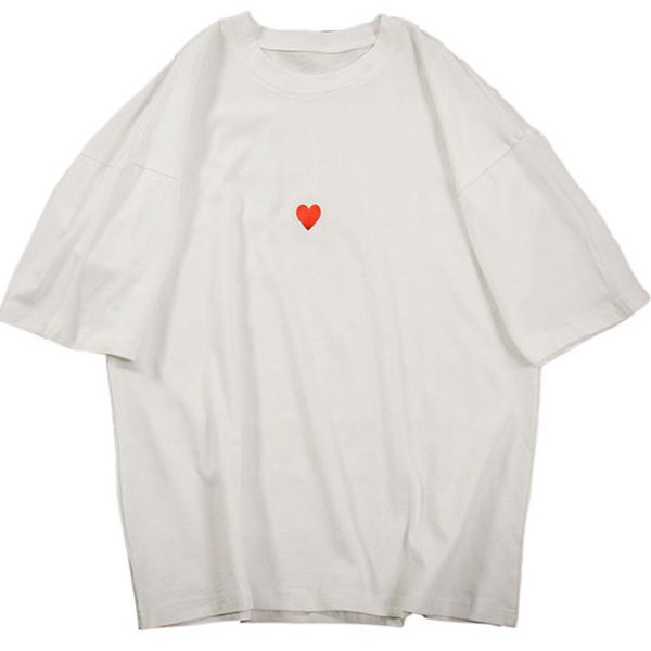 Ανδρικό μπλουζάκι με μια μικρή εκτύπωση καρδιάς σε άσπρο και μαύρο χρώμα