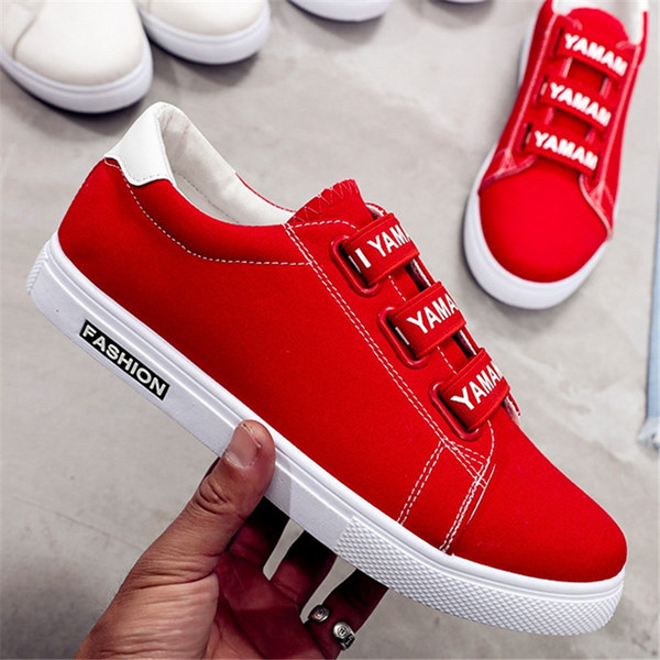 Tenisi sport pentru bărbați actuali cu autocolante și inscripție în trei culori