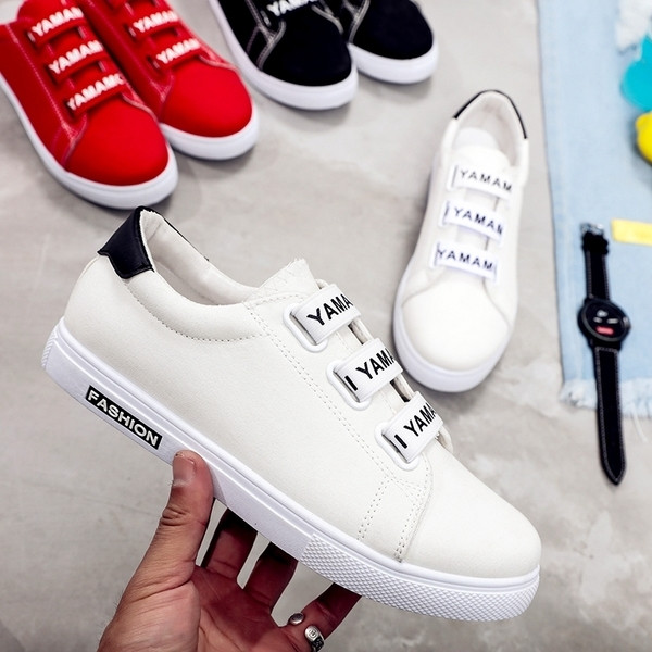 Tenisi sport pentru bărbați actuali cu autocolante și inscripție în trei culori