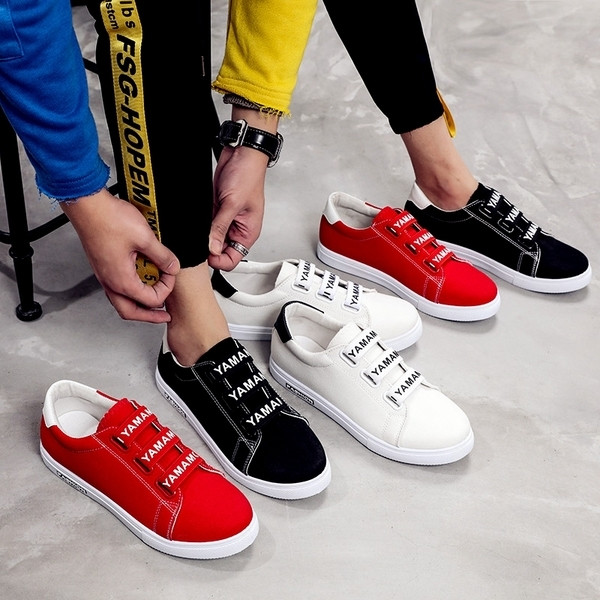 Tenisi sport pentru bărbați actuali cu autocolante și inscripție în trei culori