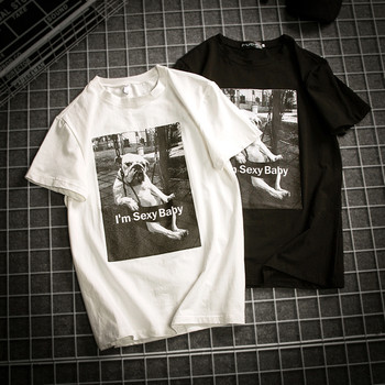 Μοντέρνο ανδρικό μπλουζάκι με πολύχρωμη εκτύπωση σε λευκό και μαύρο χρώμα