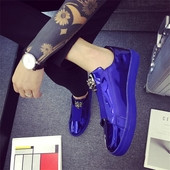 Μοντέρνα ανδρικά αθλητικά παπούτσια σε ανοιχτά χρώματα με μεταλλικά στοιχεία