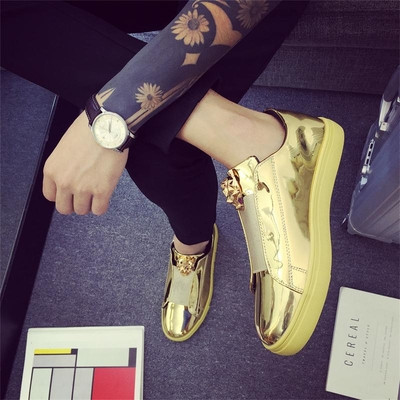 Μοντέρνα ανδρικά αθλητικά παπούτσια σε ανοιχτά χρώματα με μεταλλικά στοιχεία