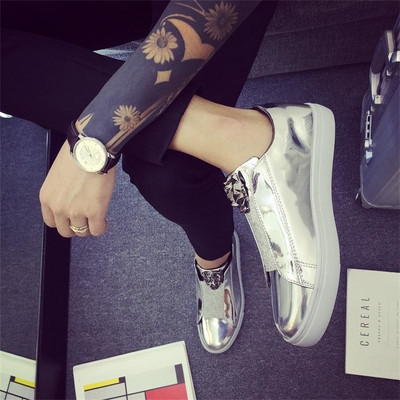 Μοντέρνα ανδρικά αθλητικά παπούτσια σε ανοιχτά χρώματα με μεταλλικά στοιχεία