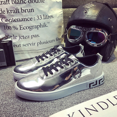 Μοντέρνα ανδρικά αθλητικά παπούτσια σε ανοιχτά χρώματα με μεταλλικά στοιχεία